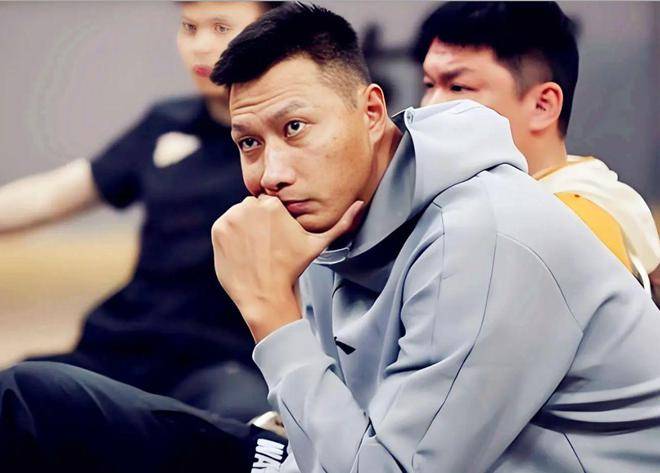 杨毅谈易建联专访节目:不要赋予太深意义网友审判什么？(易建联最新采访视频)