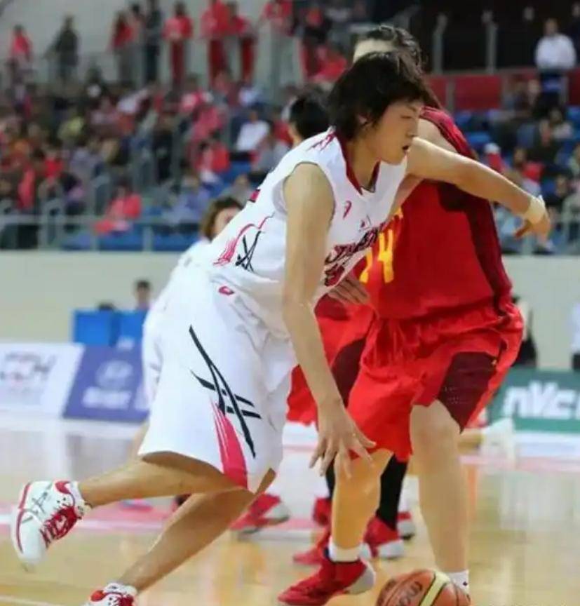 中国女篮2米26天才陷留洋风暴！杨毅拍桌怒吼：去美国就是毁了她！(中国最强十大悍匪排名)