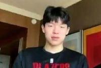 九游体育-被选中前还在吃炸鸡！杨瀚森式幽默逗笑美女主持人(杨瀚森的个人简历)