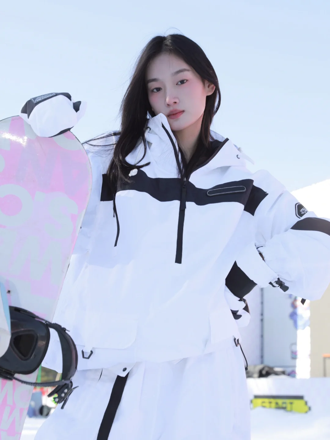 九游体育-奥地利滑雪选手飘摇稳住，夺得冠军(一名中国女性在阿尔卑斯山滑雪)