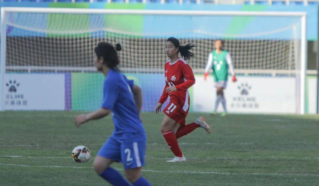 九游体育-足球场上女队展现出真正实力(足球赛场上女球迷照片)